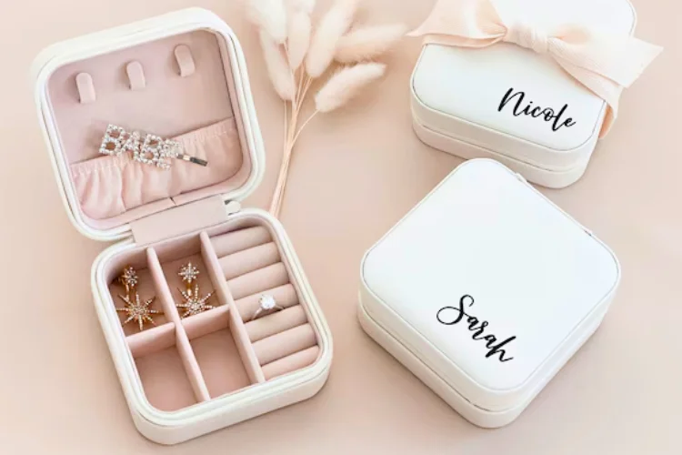 Compact and customizable small jewelry boxes.